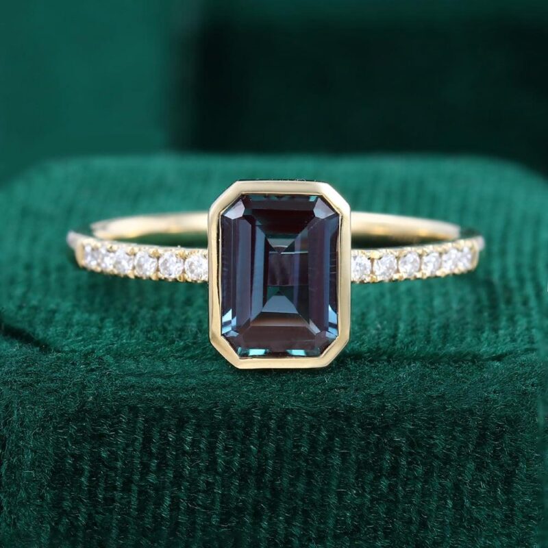 Elegant Alexandrite Ring in Yellow Gold